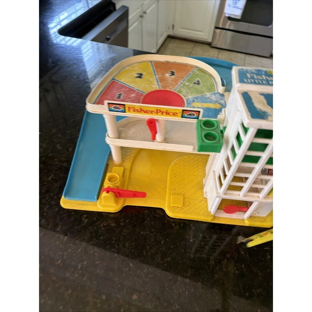 Vintage Fisher Price Little People 1987 Family Parking Ramp Service Garage 2504